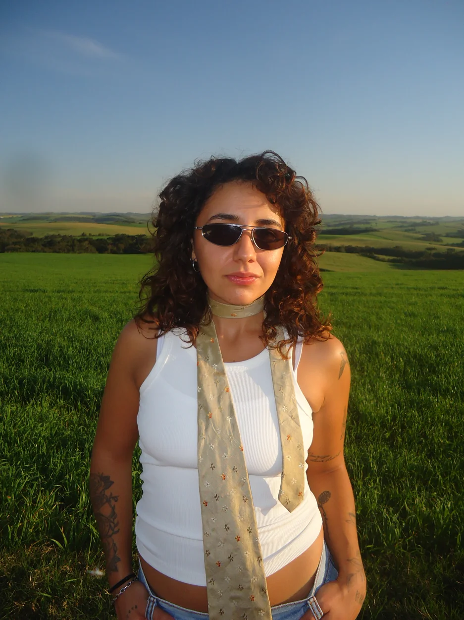 Cassi ao ar livre, em um campo verde