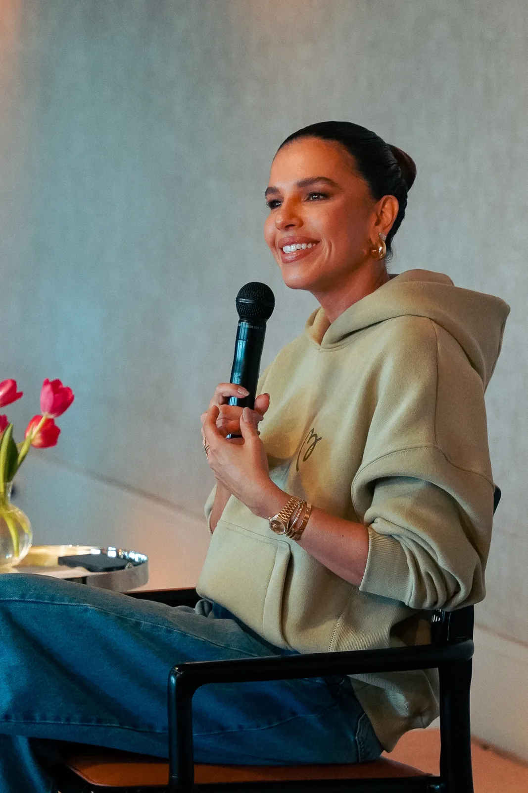 Mariana Rios conversa com a comunidade em um encontro presencial