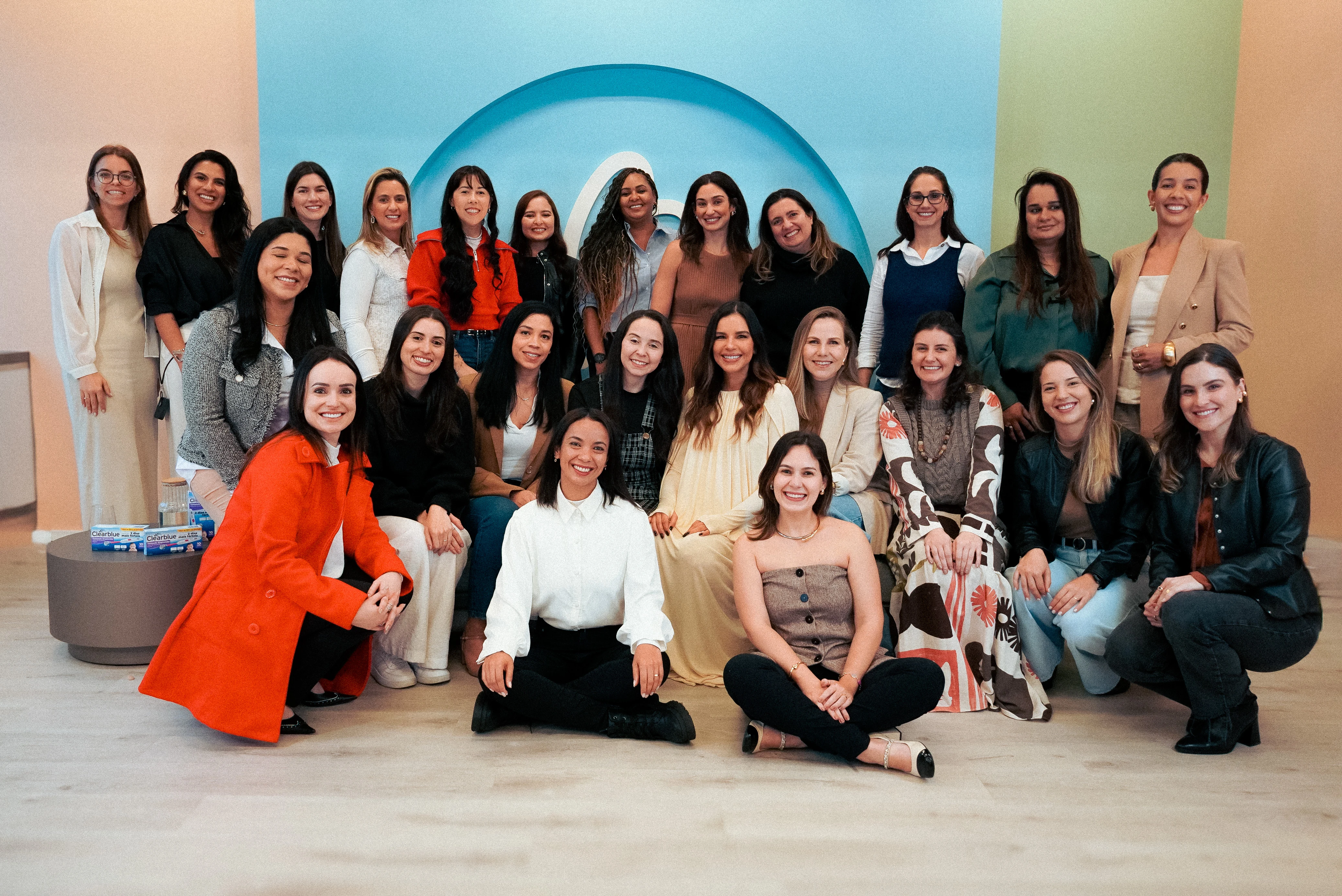 Grupo reunido durante um encontro do Basta Sentir Maternidade
