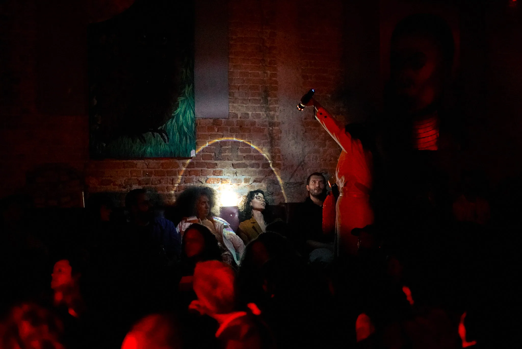 Ambiente do Tranquilo iluminado em vermelho durante uma apresentação
