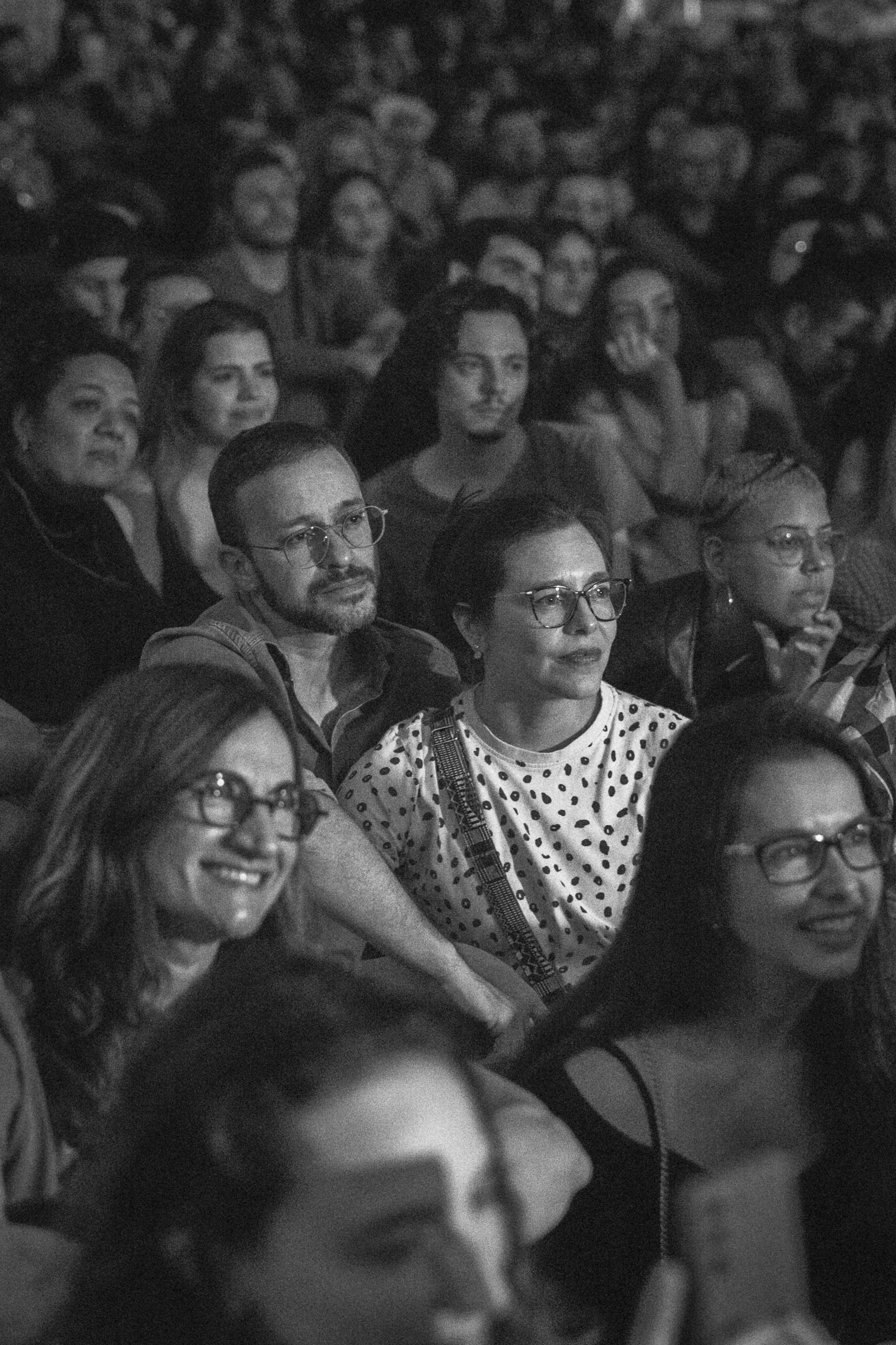 Público reunido e sorrindo durante o Tranquilo