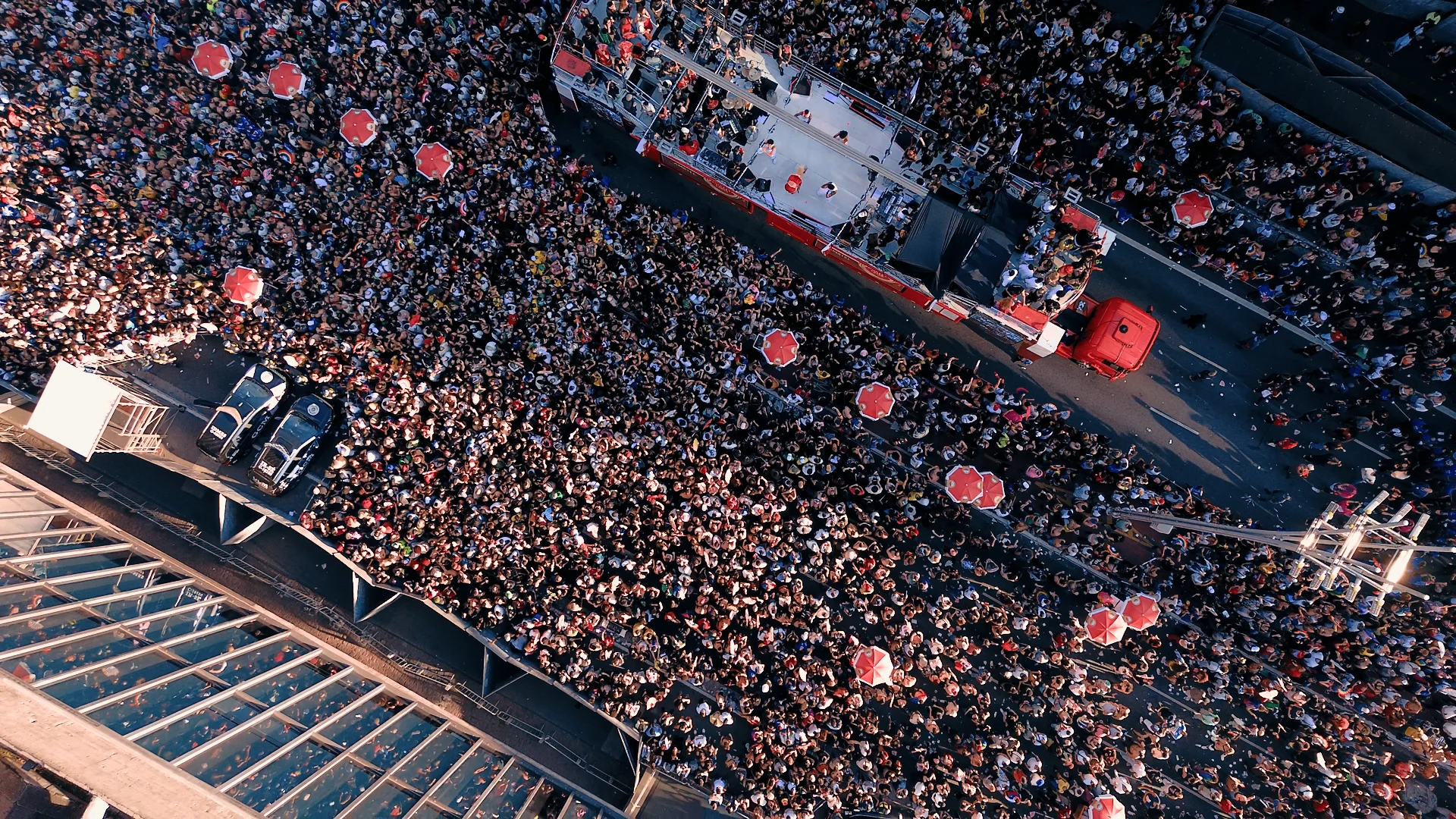 Vista aérea da multidão reunida na Parada SP