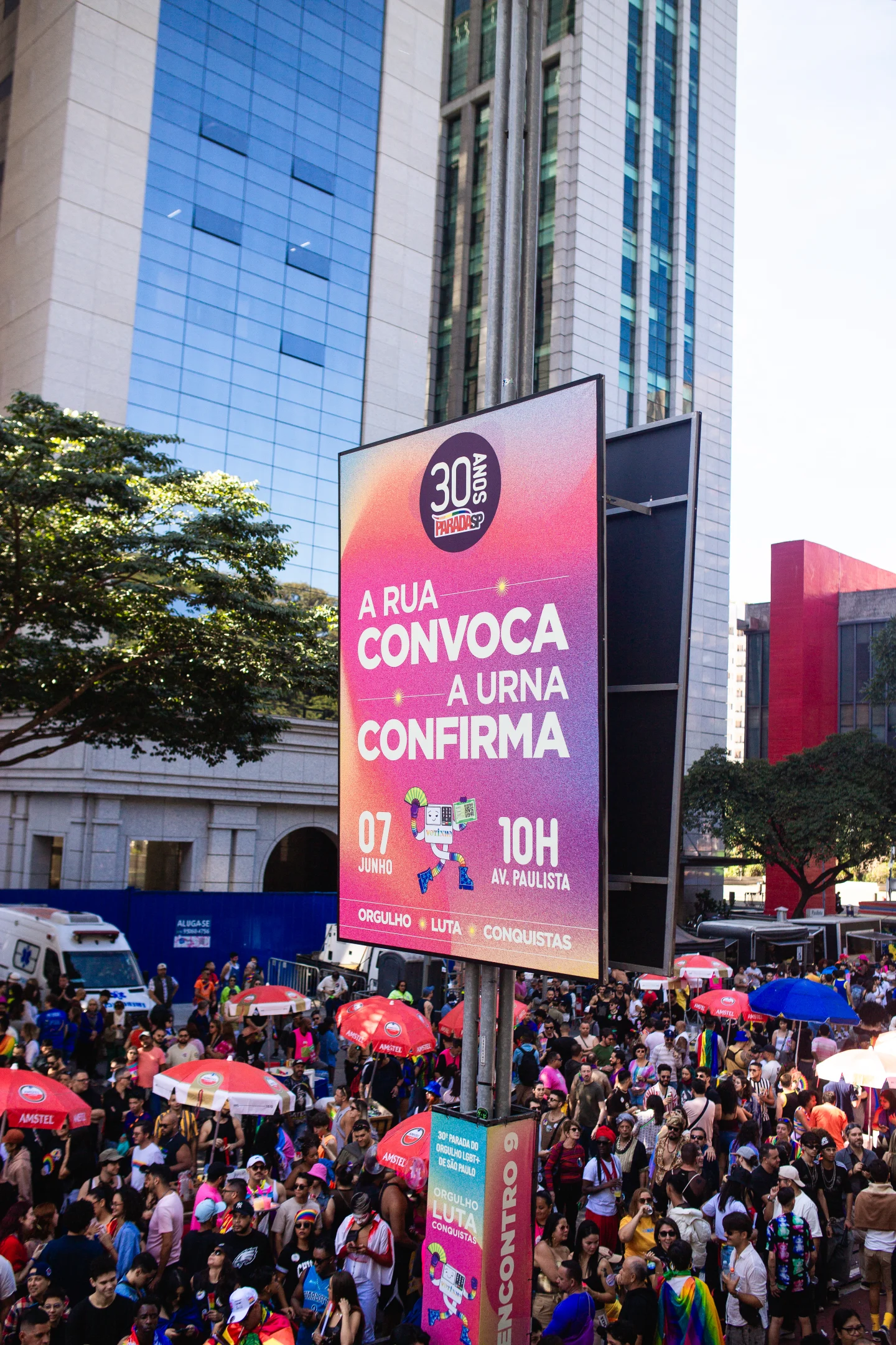 Painel da campanha A rua convoca, a urna confirma na Avenida Paulista
