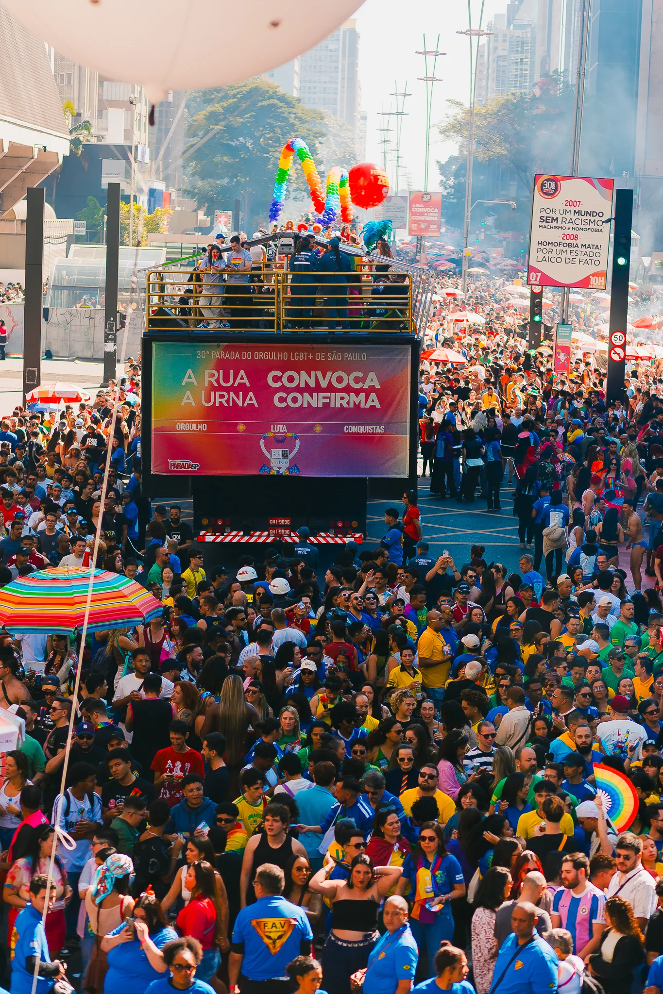 Multidão ocupa a Avenida Paulista durante a Parada SP